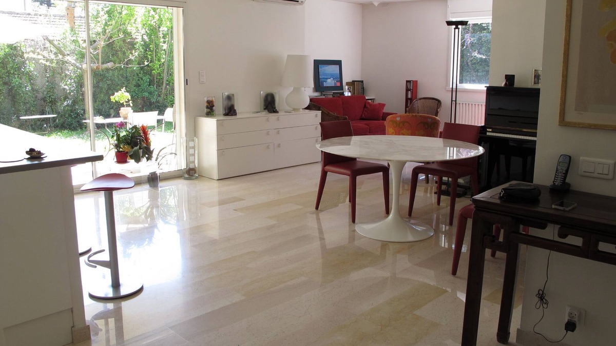 Couronne Urbaine Apartment | 3 bedrooms, large garden, 10-minute walk from center, air-conditioned, parking.