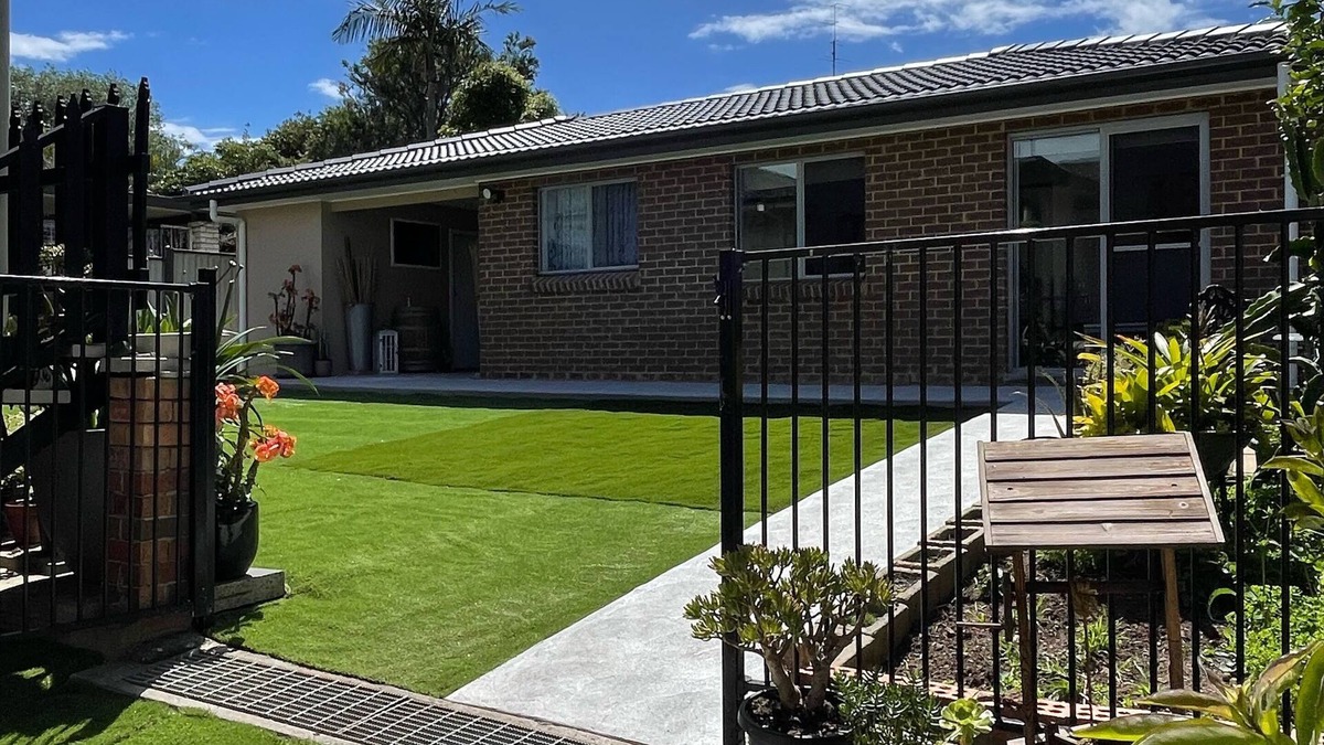 Mount Warrigal Villa | 3 bedrooms Villa home, located 1 street away from the lake