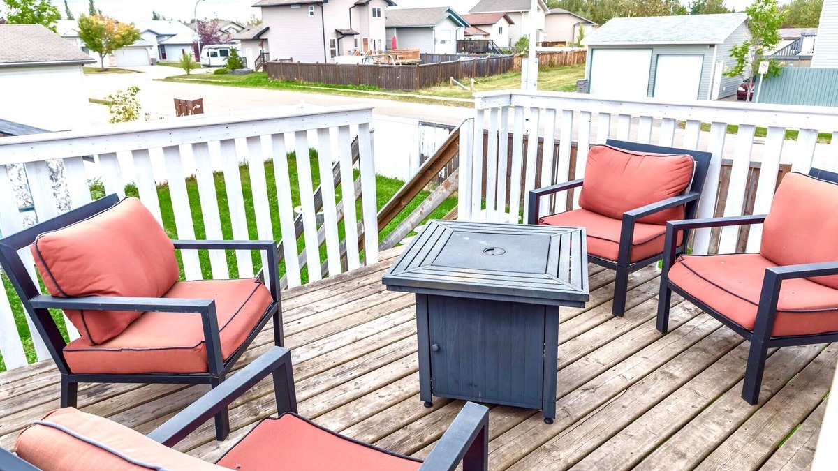 Grande Prairie House | 3 beds Private Cozy Patio + 4 mins Drive to restaurants, Starbucks