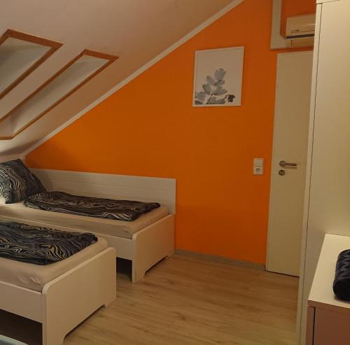 Oberlungwitz House | 3-Bettzimmer mit Gemeinschaftsküche und je 2 Duschräumen und 2 Toiletten