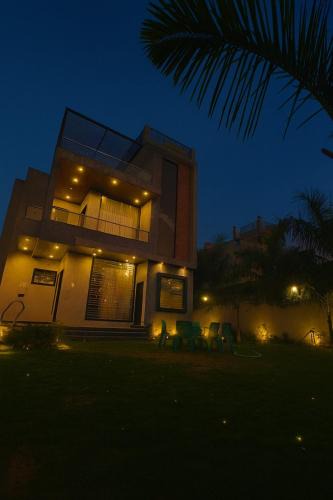 Jaipur District House | 3 BHK Farm with 2 jacuzzi, Pool, Lawn & Mountain View