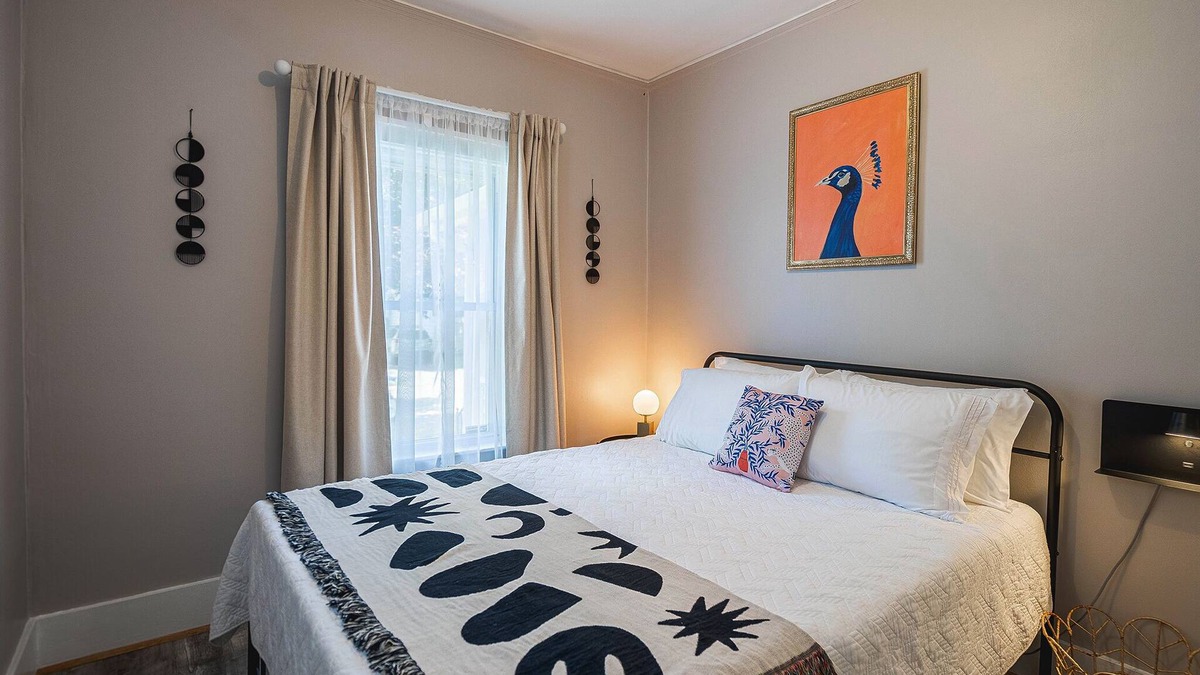 Ferndale House | 3 BLK walk to funky DT Ferndale 20 min drive to DT Detroit Hip Historic Home