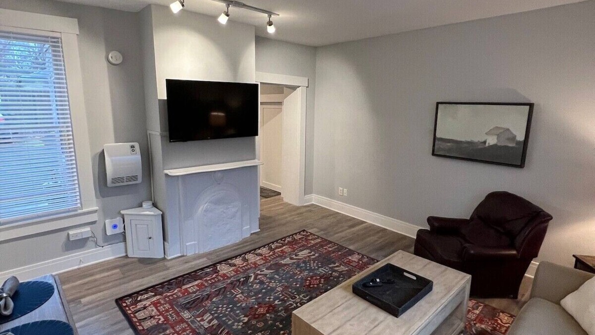 Hamilton House | 3 blocks from Spookynook & on the historical reg.