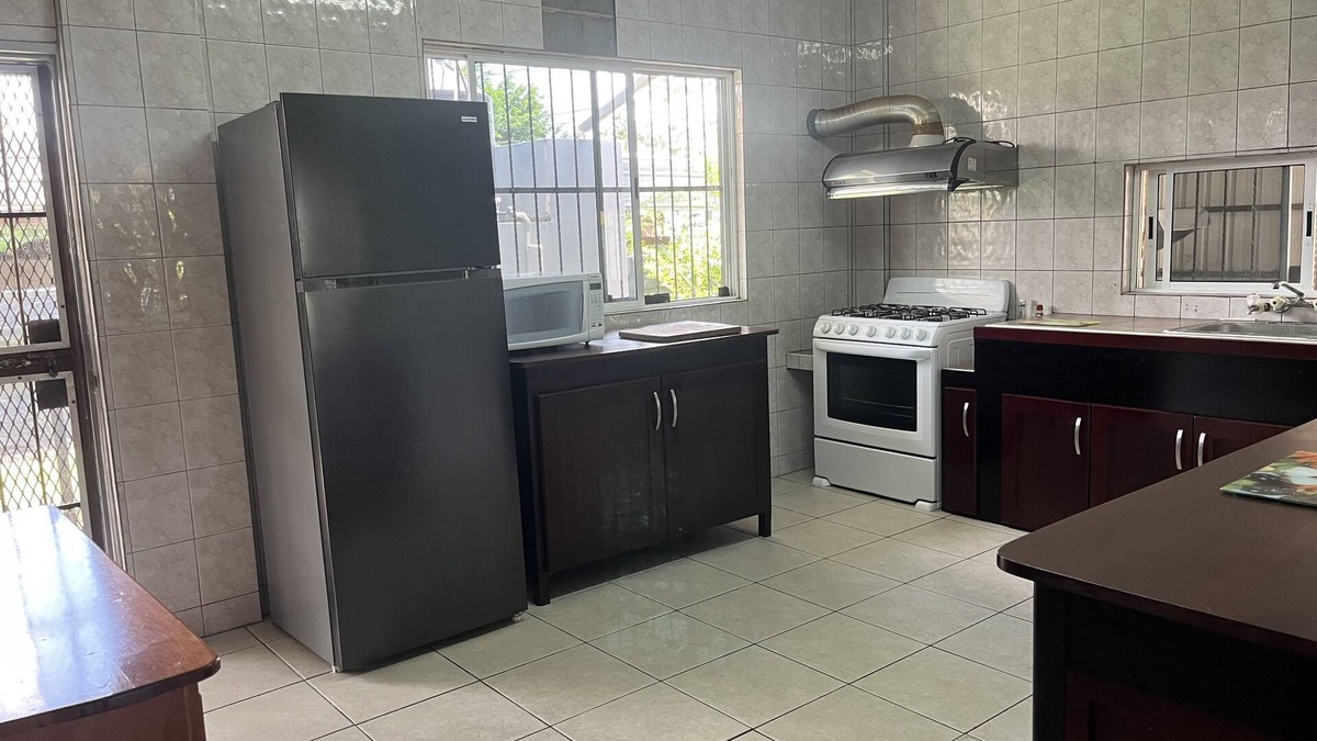La Democracia House | 3 BR 3BA country house with pool near zoo, cave tubing and zip lining