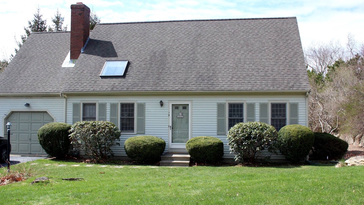 East Dennis House | 3 BR Cape-short drive to Mayflower & other bay beaches-A/C, Wi-Fi, Linens Incl.