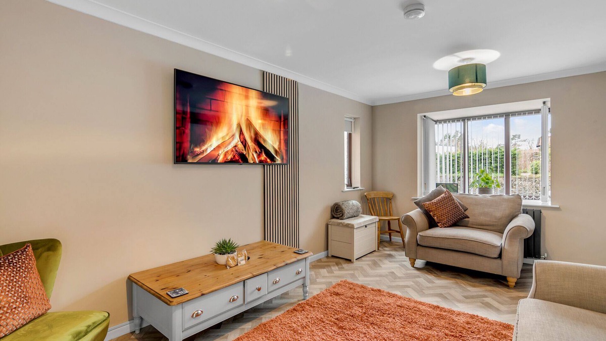 Norwich House | 3 BR Central Home | Free Parking | DartBoard