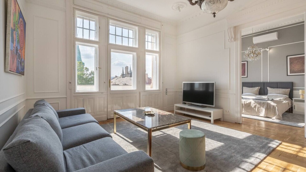 Nepszinhaz negyed Apartment | 3 BR Classical Apartment With a Modern Touch