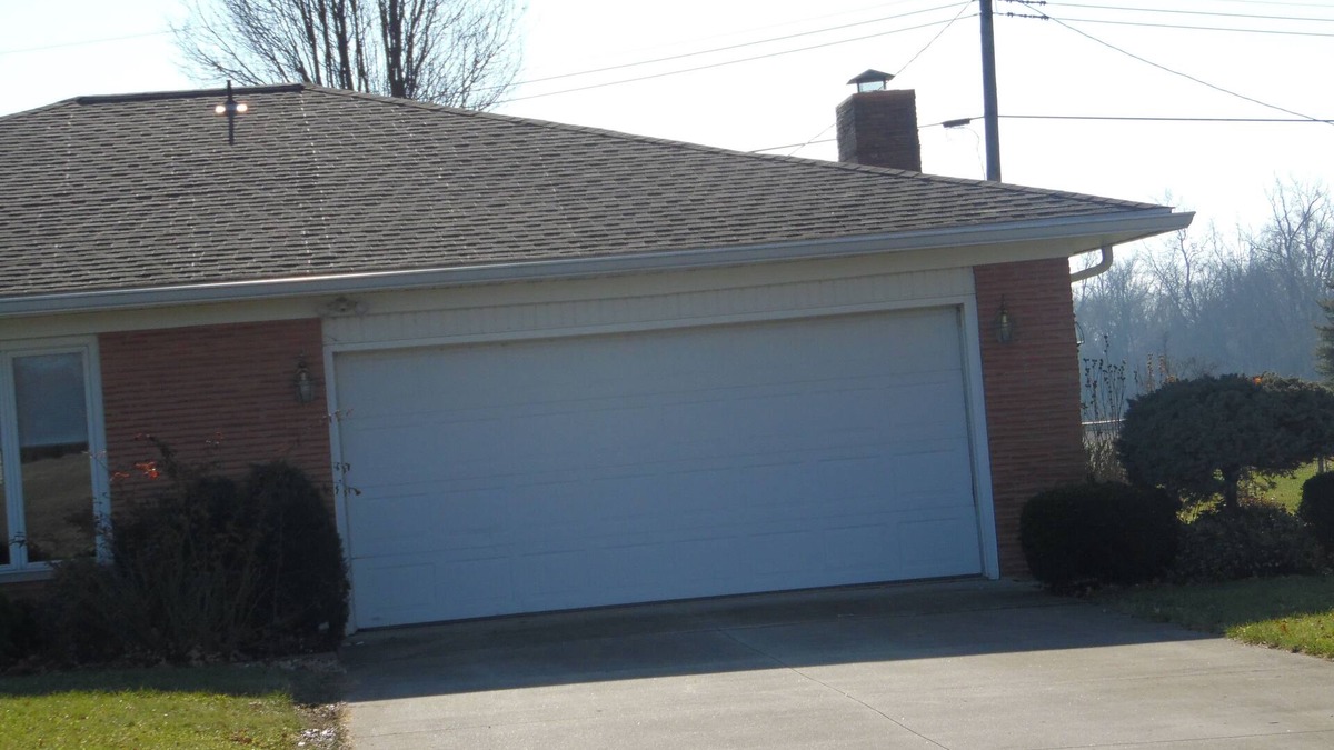 New Lisbon House | 3 br country home close to town with hot tub