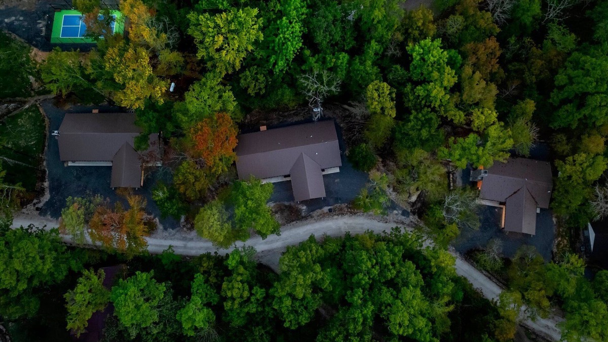 Broken Bow Cabin | 3 BR Near Gutter Chaos - 2 Min Walk W/Playground & Pickleball Court