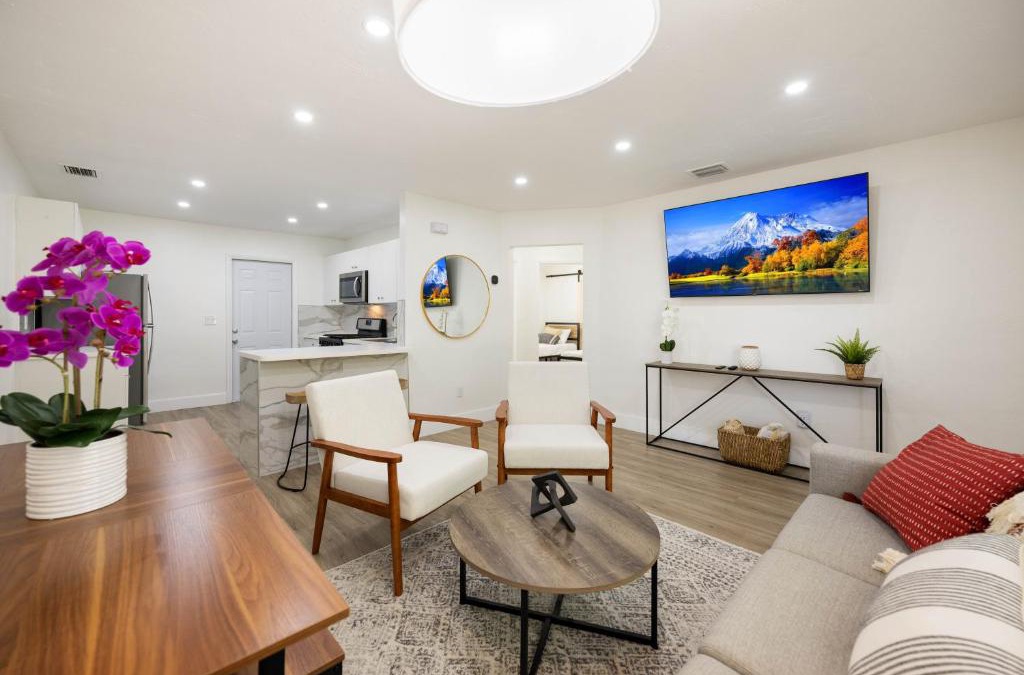 Hialeah House | 3 BR Smart home, close to airport, Fast WiFi, Patio, Grill & Free private parking