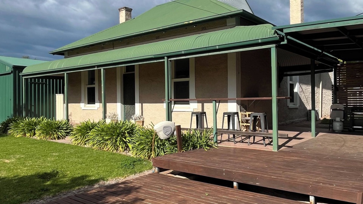 Clare House | 3 Brm Stone Home & large yard