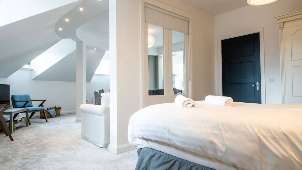 Lisnagunogue Apartment | 3 Bryan Street · Bryan Street No. 3 - Stunning & Spacious