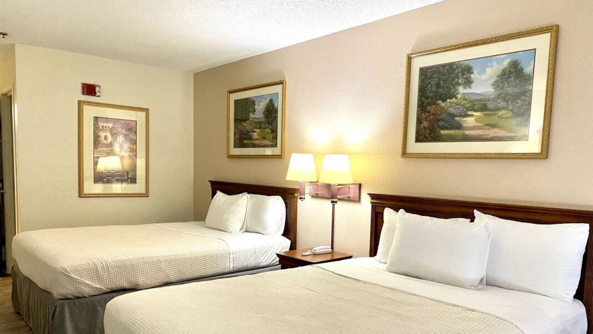 Mount Vernon House | 3 Convenient Units Close to Riverbend Park! Free Breakfast & Parking