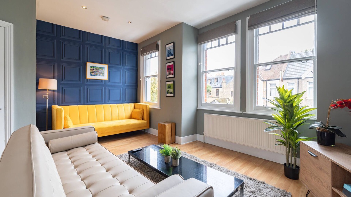 North Kensington Apartment | 3 DBL BEDROOMS FAMILLY APT CLOSE TO NOTTINGHILL AREA KING SIZE BED IN MASTER