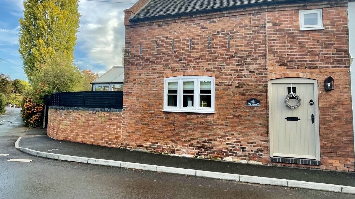 Rolleston on Dove Cottage | 3 double bed Cottage in beautiful village on the Staffordshire/Derbyshire border