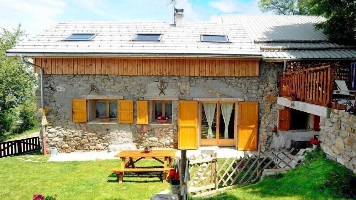 Theus Ski Chalet | 3 epis lodging in Theus. Renovated farmhouse, heart of Serre-Ponçon Country