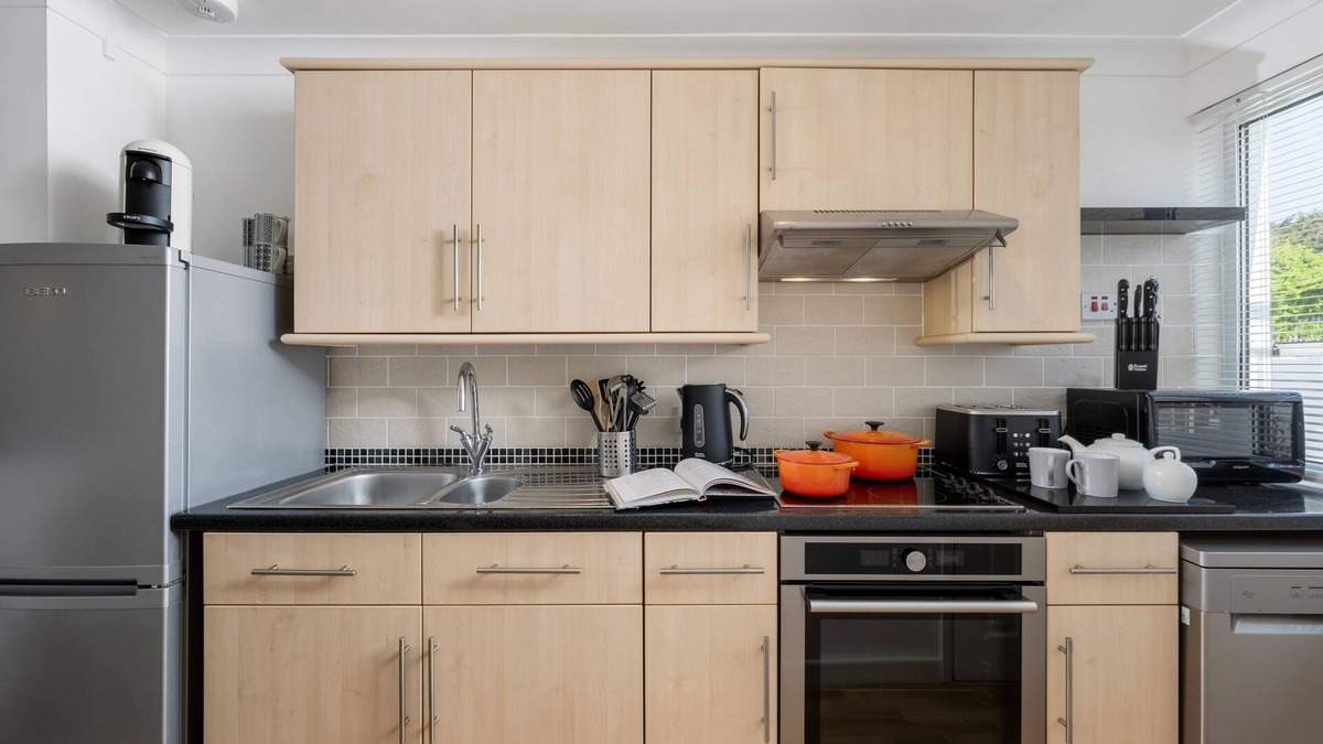 Mawgan Porth Apartment | 3 Europa Court is a delightful ground-floor apartment in Mawgan Porth
