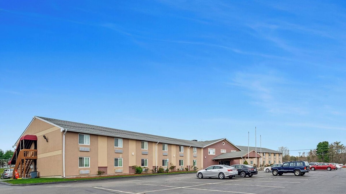 Foxboro Hotel | 3 Family-Friendly Units, FREE Breakfast, Walk to Nature Trail & Cranberry Bog!
