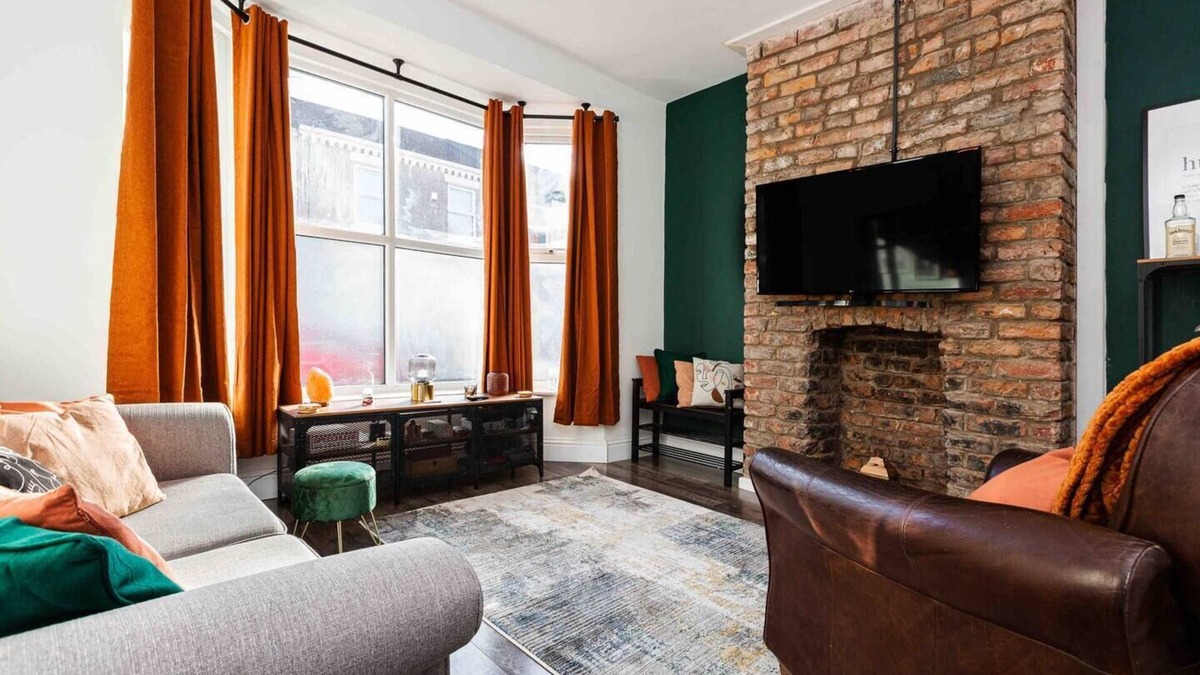 Liverpool House | 3 Floors + Loft | 2 Mins to Train | Patio | Parking