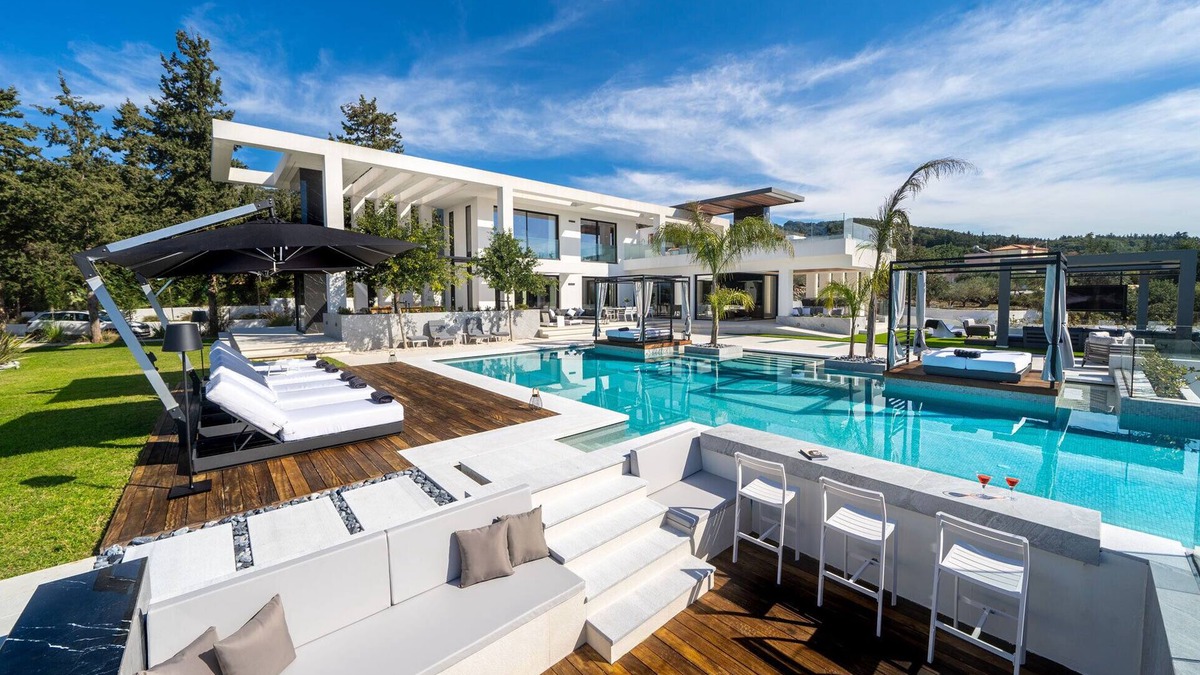 Almyrida Villa | 3’ from the Beach/3 Pools with Jacuzzi/Outdoor Pool Cinema/Tennis Court