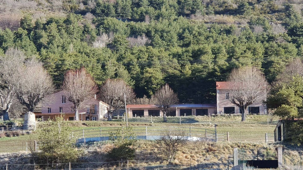 Seranon House | 3* furnished apartment with indoor pool access in a stud farm in the Grasse highlands