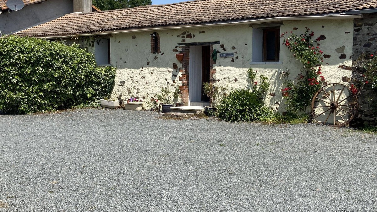 Clere-sur-Layon Cottage | 3* GITE IN LOIRE. Tranquil setting in the beautiful countryside