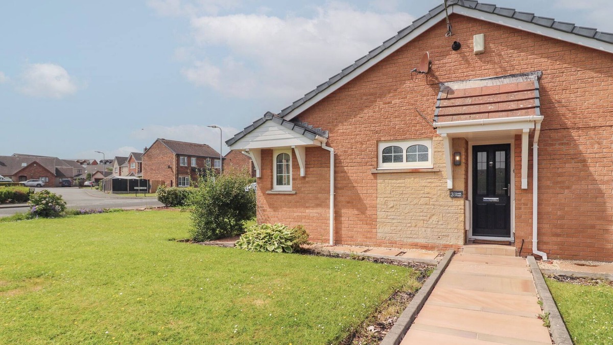 Moresby Cottage | 3 HAWK PLACE, pet friendly, with hot tub in Whitehaven