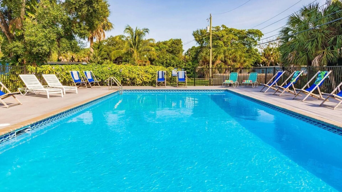 Edgewood Apartment | #3 Heated Pool, Large Yard, 1BR+sunroom/office