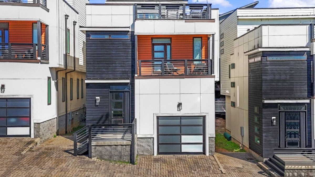 Talbot's Corner House | 3 Homes! Rooftop Golf Retreats Downtown! 8min to Broadway!