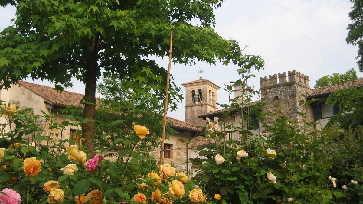 Strassoldo House | 3. Idyllic home with archways and garden, in castle near beach, 1 hr from Venice