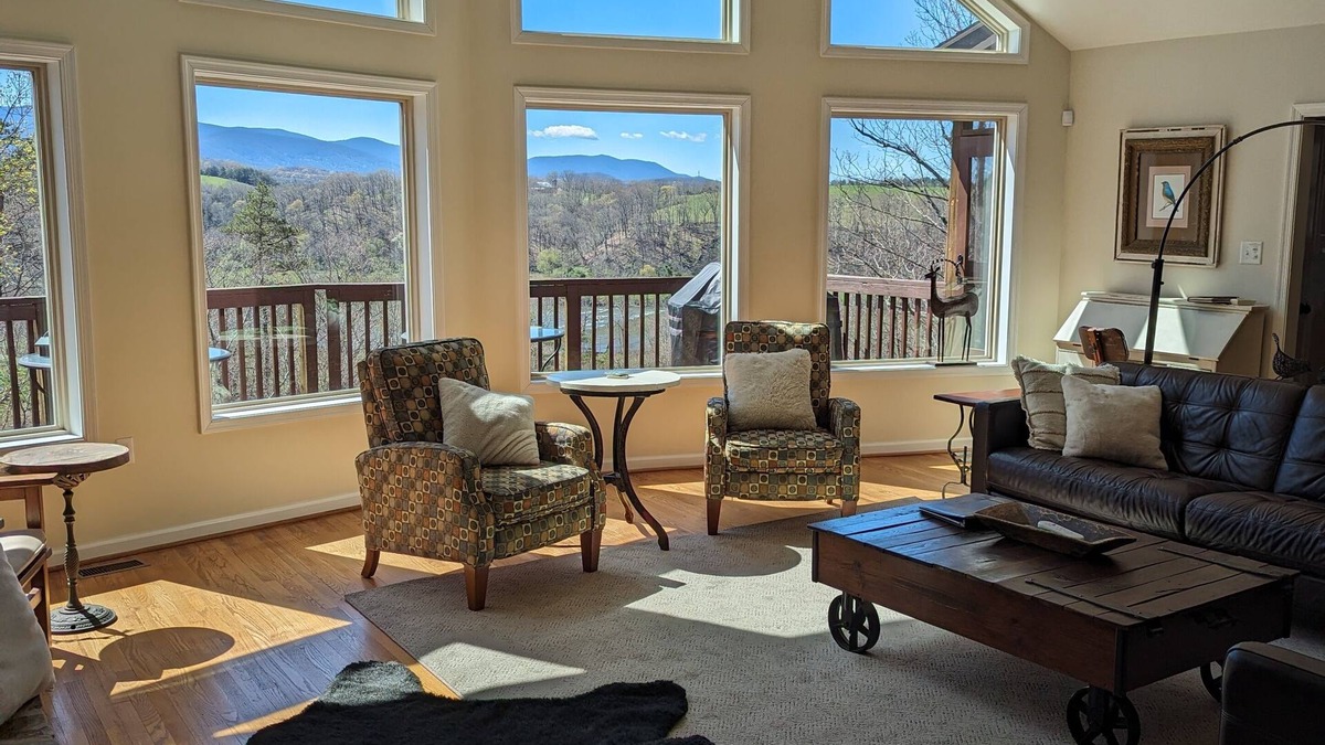 Front Royal Cabin | 3 KING Master Suites ~ Dog Friendly ~ 1 pm Ckout ~ Hiking ~ Firepit ~ VIEWS!