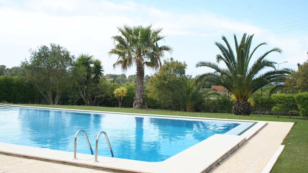 Zambujal Apartment | 3 km from Sesimbra, comfortable apartment, 12 nearby beaches, swimming pool and garden
