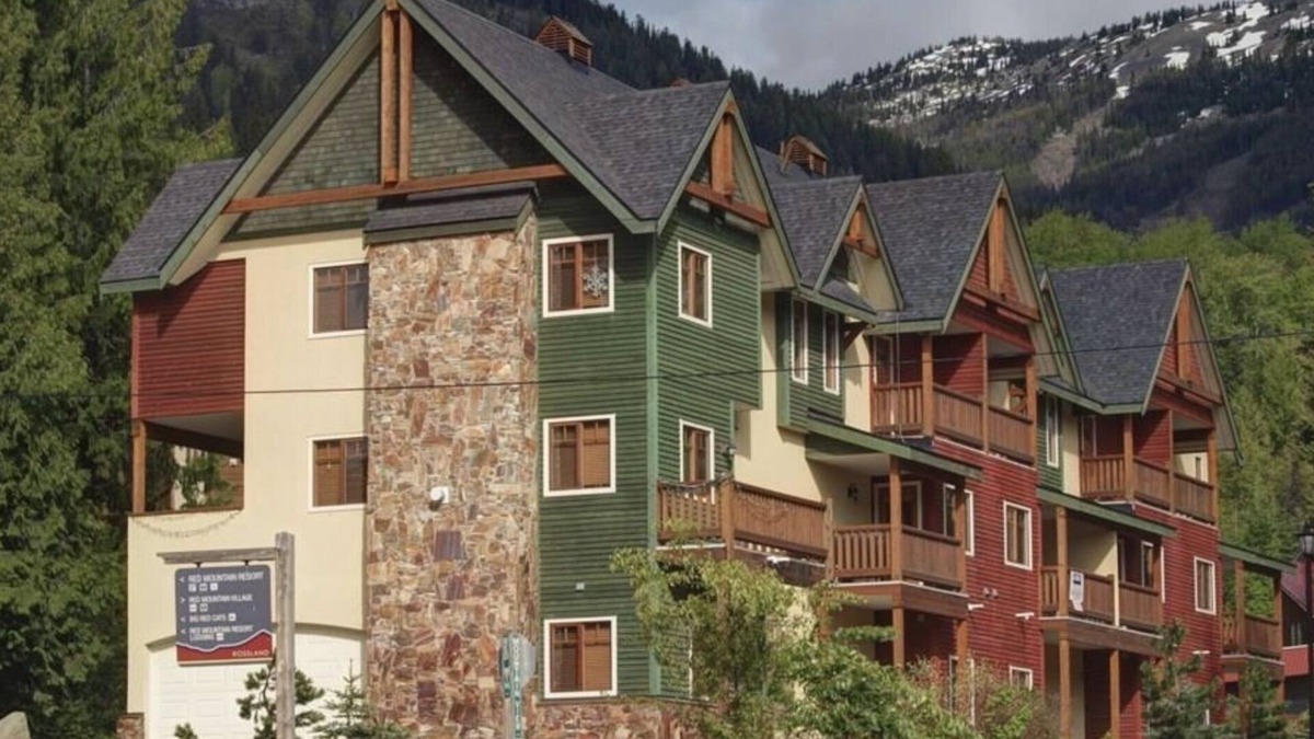 Rossland House | 3 level Townhouse with Private Hot Tub and Garage - close to ski hill.