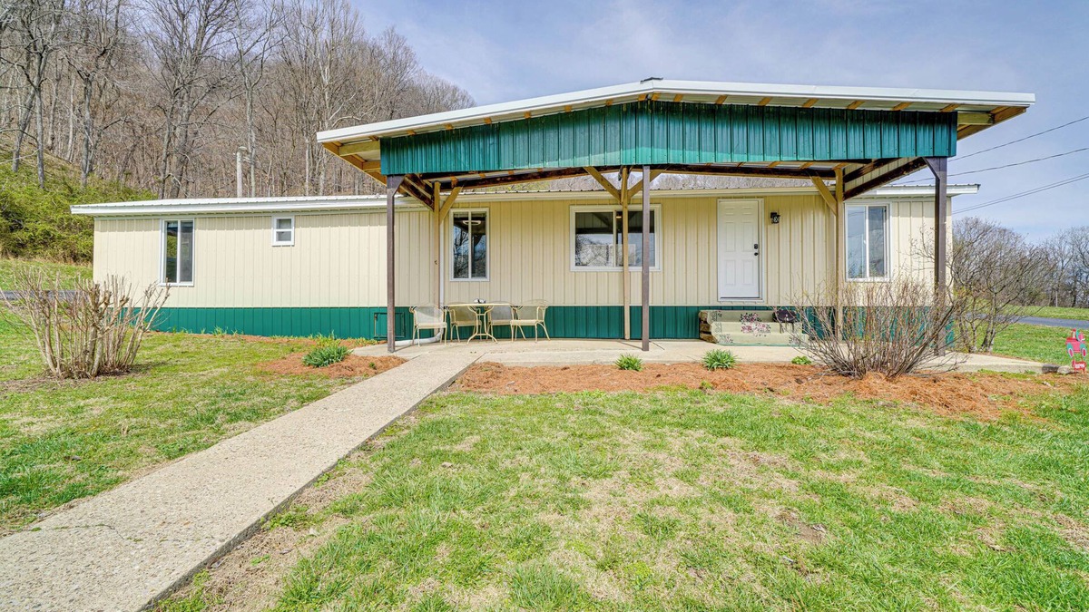 Bridgeport House | 3 Mi to Caesars Casino: Indiana Retreat w/Patio!