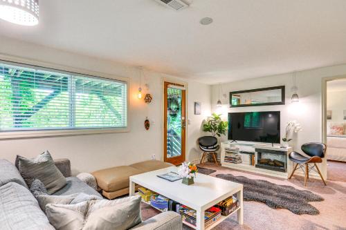 Lair Hill Apartment | 3 Mi to Downtown Portland Lush Flat with Fire Pit