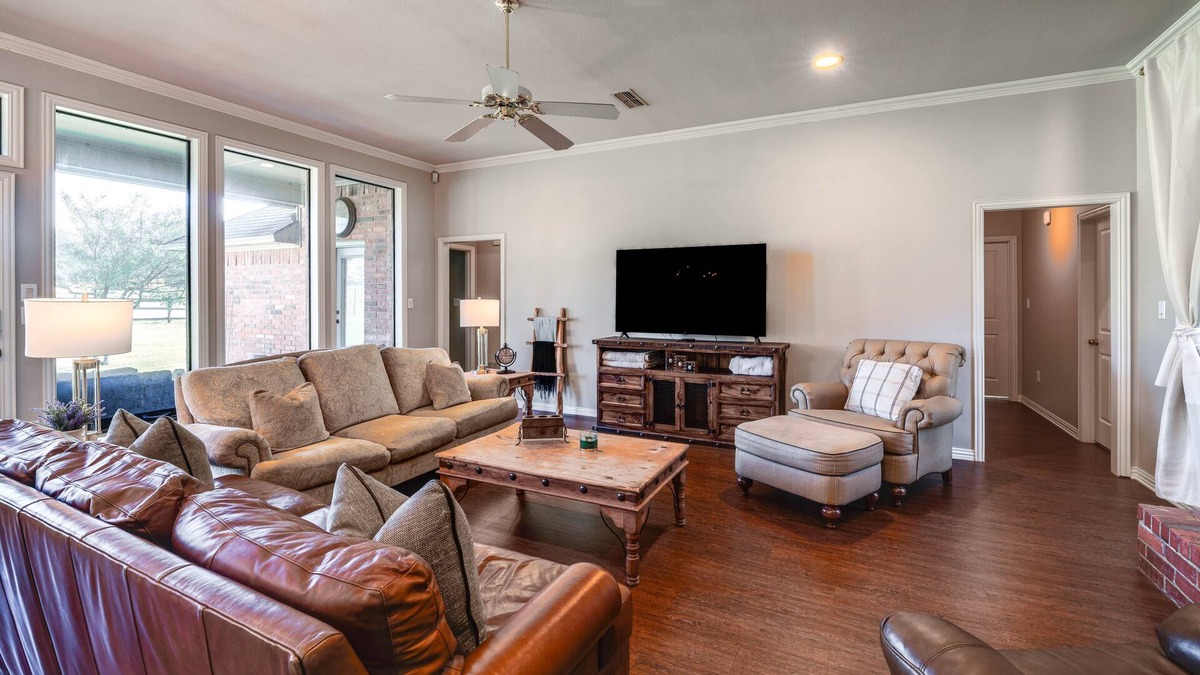 Aubrey House | ~ 3 Mi to Dtwn: Aubrey Vacation Rental w/Patio!