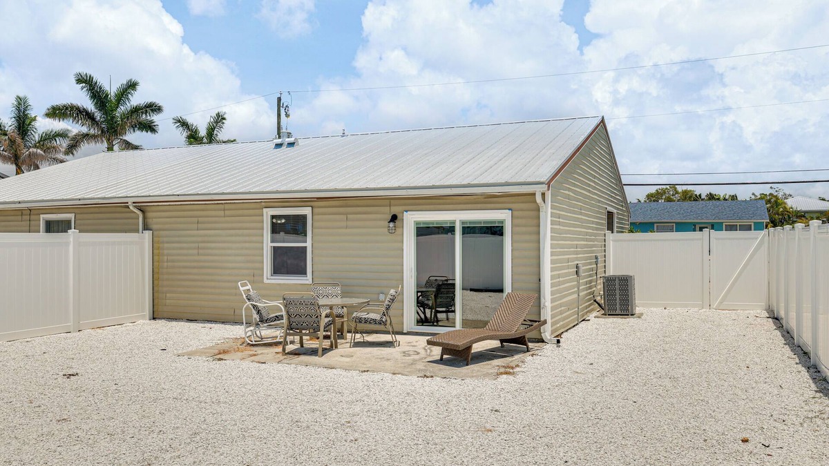 Fort Myers Beach House | 3 Mi to Fort Myers Beach: Unit w/Furnished Patio!