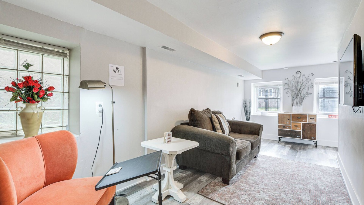 Woodlawn Apartment | 3 Mi to Jackson Park: Cozy Couples Getaway w/Yard