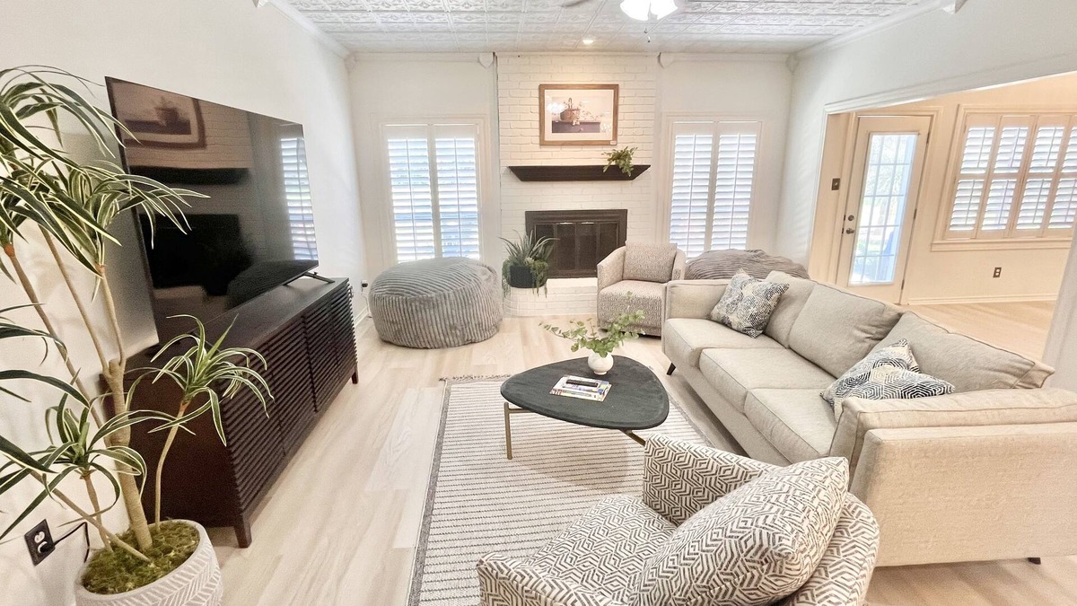 College Station House | 3 mi to Kyle Field, Farm house Ranchette, sleeps 20!