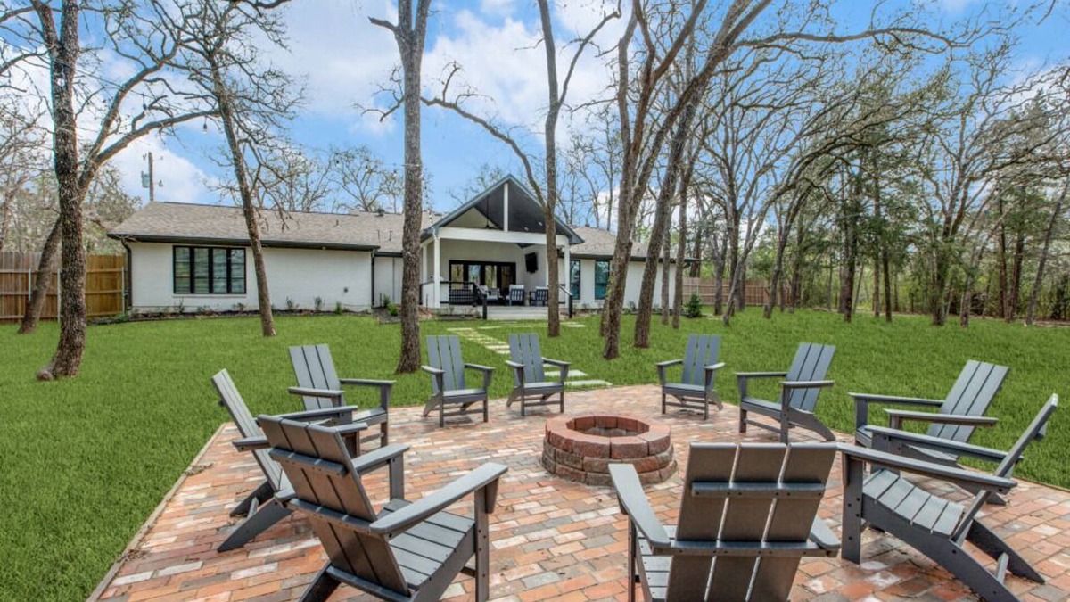 College Station House | 3 Mi to Kyle Field-Luxury 5 bedroom/4.5 Bath on 1.5 Acres-Fire Pit/Patio-3500 sf
