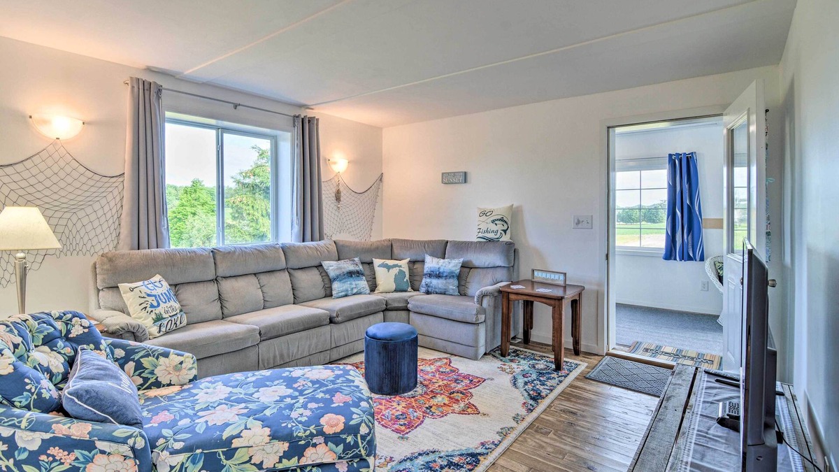 Central Lake Cottage | 3 Mi to Lake Michigan: ‘The Country Cottage’
