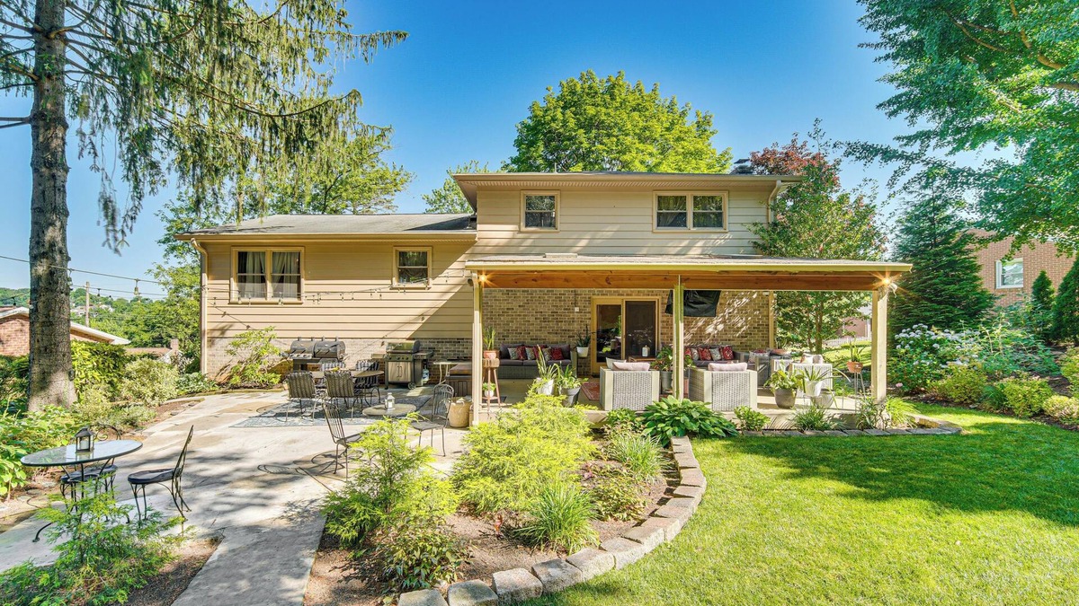 Spry House | 3 Mi to Lake Redman: Home w/Furnished Pergola!