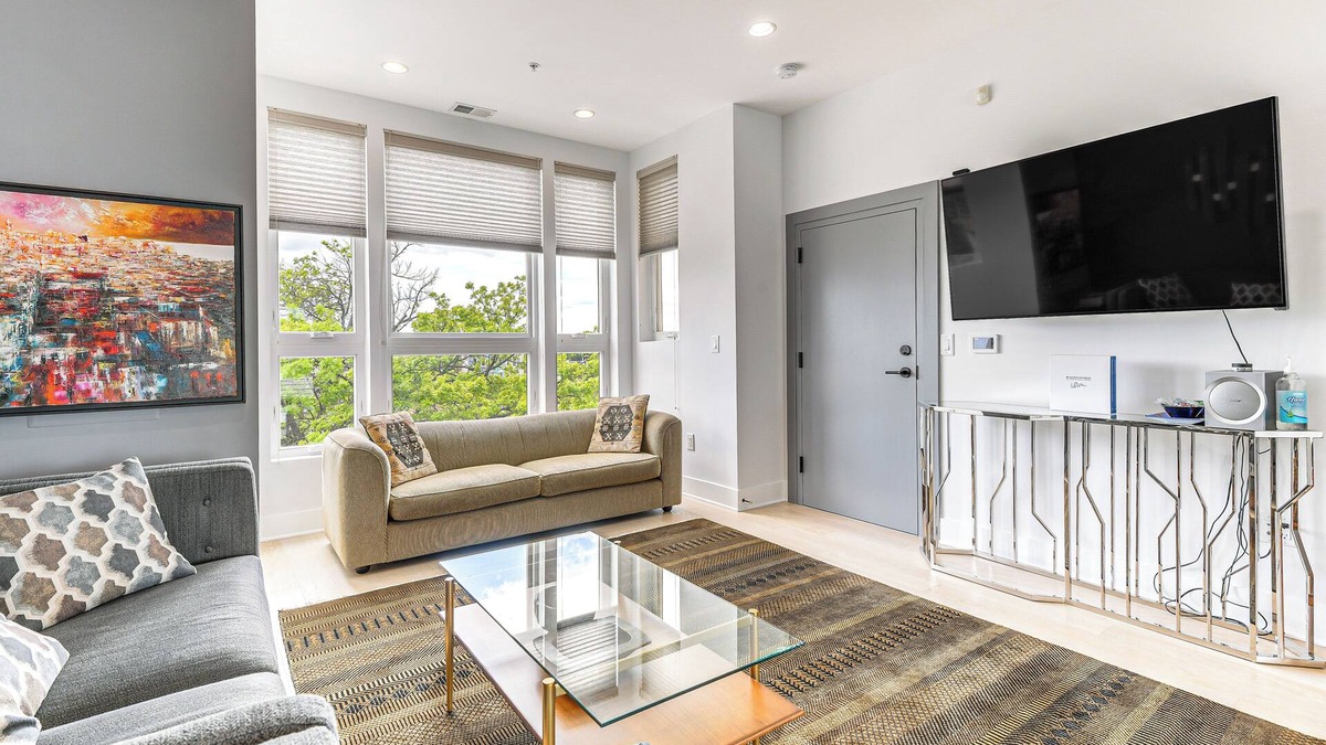 Park View Condo | 3 Mi to National Mall: Artsy DC Condo Near Metro!