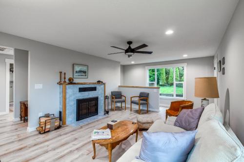 Gardiner House | 3 Mi to Reedsport Home with Umpqua River Views