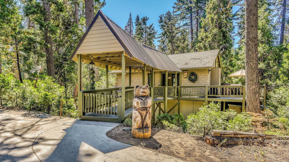 Sierra Cedars Cabin | 3 Mi to Shaver Lake: Cozy 'Bears Hideaway' Cabin!
