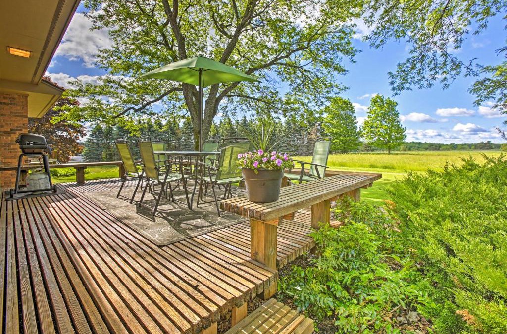 Traverse City House | 3 Mi to Silver Lake Traverse City Home with Deck