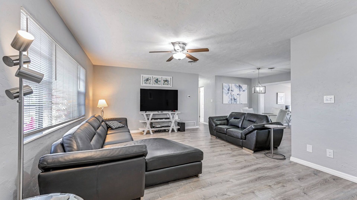 Venice Gardens House | 3 Mi to Venice Beach: Pet-Friendly Home w/Yard