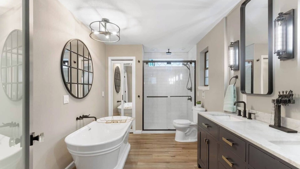 Warrington House | 3 miles from NAS * King and Queen Bed * Covered Patio * Luxury Bath * Open concept Living