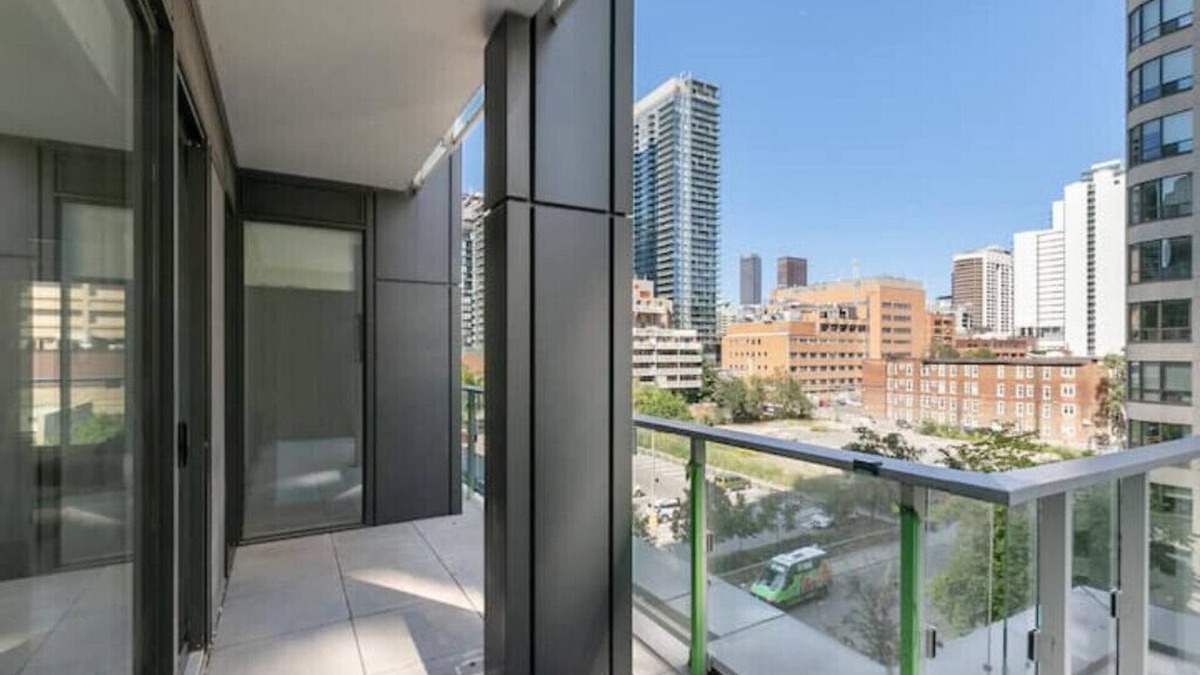 Bay Cloverhill Apartment | 3 Min To Subway New Condo Heart Of Downtownn