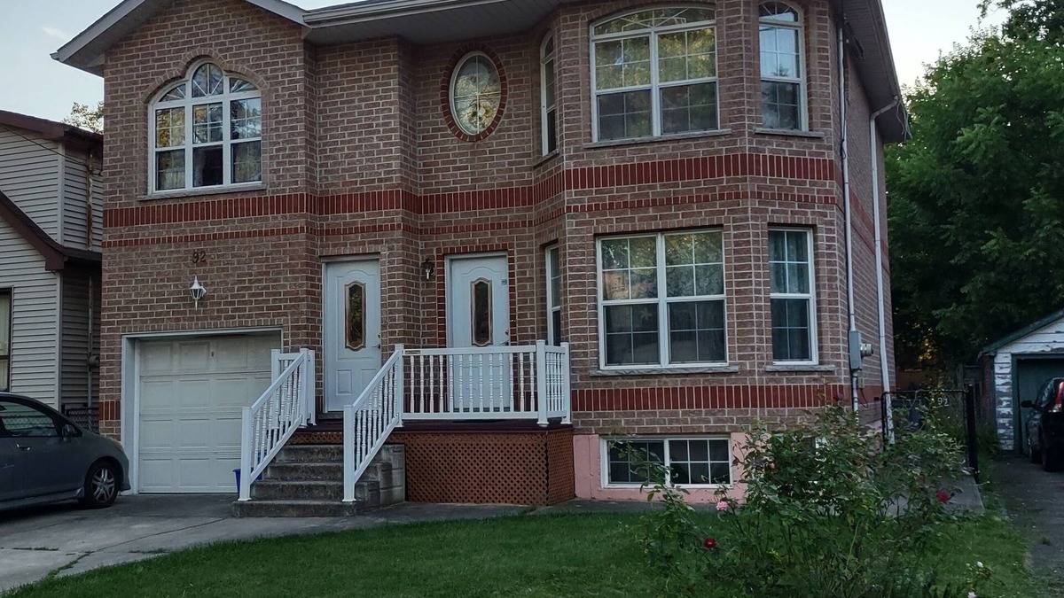 Hamilton Apartment | 3 min walk from McMaster, tall-basement 2brm apartment